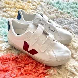 VEJA Esplar sneakers in nearly new condition. Big kid size 3